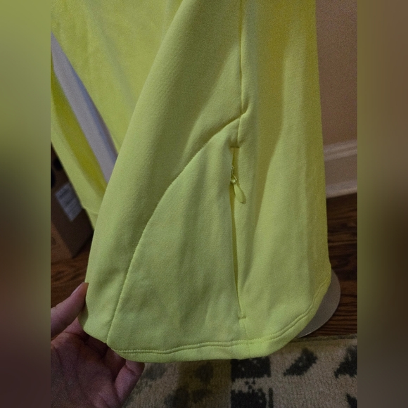 Under Armour Women's Yellow Long Sleeve Pullover With Thumb Holes, Sz Med - Picture 6 of 6
